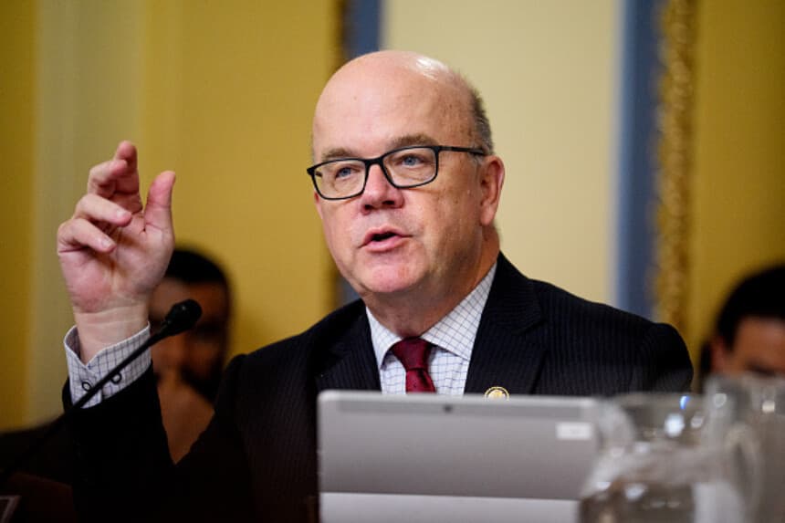 El representante Jim McGovern (D-MA) habla durante una audiencia del Comité de Reglas de la Cámara en el Capitolio, el 16 de septiembre de 2025, en Washington D. C. Una medida de emergencia —la Ley de Asignaciones Continuas y Extensiones de 2026 (H.R. 5371)— avanza con rapidez para evitar un cierre del gobierno a fin de mes. (Foto de Andrew Harnik/Getty Images).
