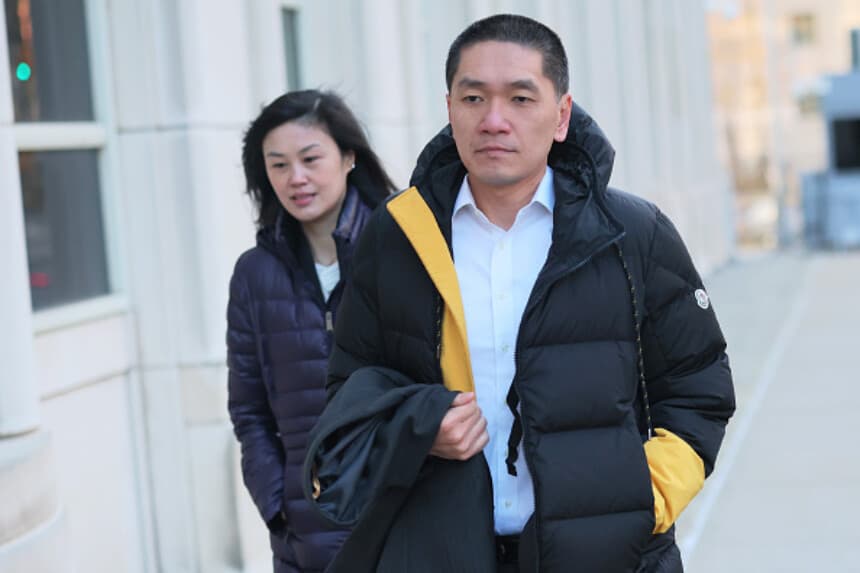 Linda Sun y su marido Chris Hu llegan a la corte Federal del Distrito Este de Nueva York el 24 de noviembre de 2025 en la ciudad de Nueva York. (Foto de Michael M. Santiago/Getty Images).
