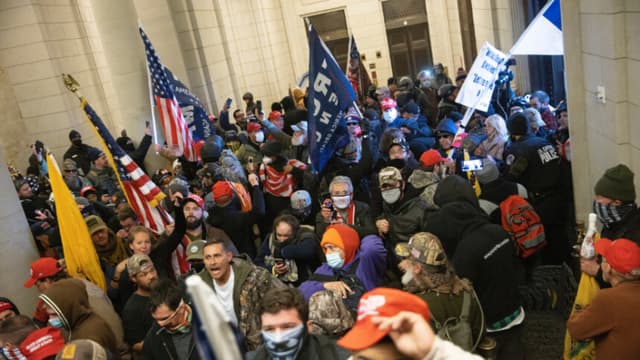 Acusado del 6 de enero demanda al gobierno de EE. UU. por presuntos abusos durante su detención