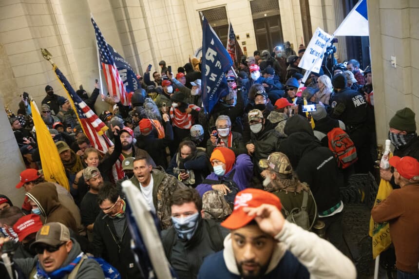 Manifestantes se reúnen cerca de la puerta principal este del Capitolio de Estados Unidos después de que varios grupos violaran la seguridad del edificio el 6 de enero de 2021 en Washington, D.C. (Win McNamee/Getty Images)