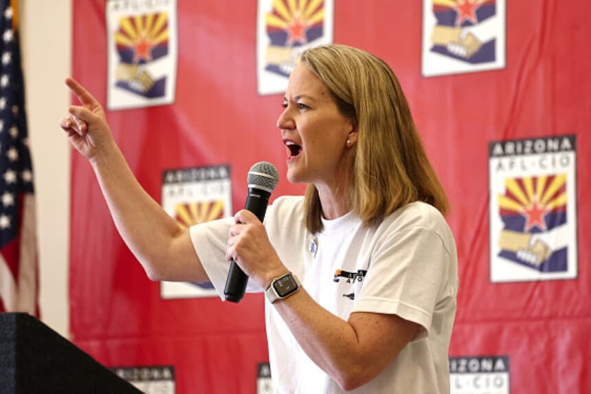 La fiscal general de Arizona, Kris Mayes, habla en el lanzamiento de la campaña GOTV (Get Out the Vote)el 2 de noviembre de 2024 en Phoenix, Arizona. (Foto de Mario Tama/Getty Images).