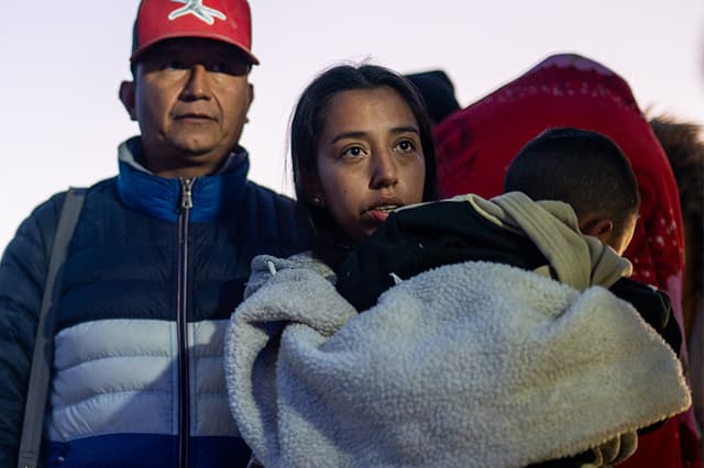 Ella cruzó la frontera por sus hijas y a ellas les enseñaron a odiar al país que las salvó