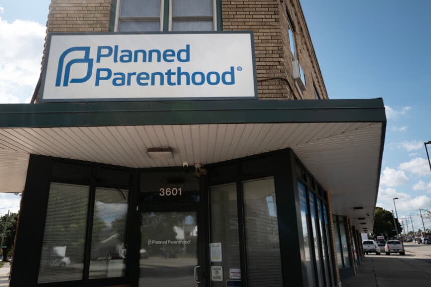 Un letrero sobre la puerta principal de una clínica de Planned Parenthood el 25 de septiembre de 2025 en Kenosha, Wisconsin. (Scott Olson/Getty Images)