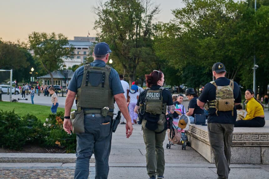 Agentes de la DEA patrullan el Monumento a Lincoln en Washington D.C. siguiendo órdenes del presidente Donald Trump, el 25 de agosto de 2025. (DOMINIC GWINN/Middle East Images/AFP vía Getty Images)