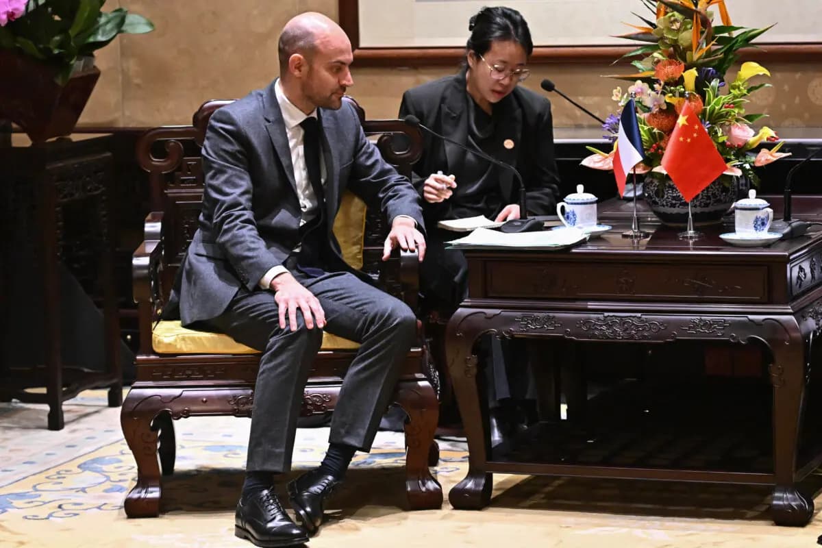 El ministro de Asuntos Exteriores de Francia, Jean-Noel Barrot (izquierda), asiste a una reunión con el ministro de Asuntos Exteriores de China, Wang Yi (no aparece en la foto), en la residencia oficial para invitados extranjeros Diaoyutai, en Beijing, el 3 de diciembre de 2025. (Pedro Pardo/POOL/AFP a través de Getty Images).