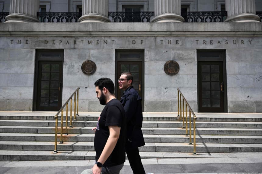 Peatones pasan frente al Departamento del Tesoro de EE. UU. en Washington, D.C., el 8 de mayo de 2023. (MANDEL NGAN/AFP a través de Getty Images)