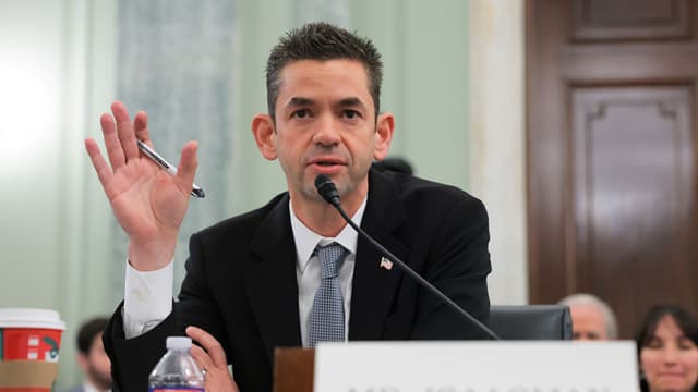 Jared Isaacman, candidato del presidente de Estados Unidos, Donald Trump, para ser administrador de la Administración Nacional de Aeronáutica y del Espacio (NASA), testifica durante su audiencia de confirmación en el edificio Russell del Senado en Capitol Hill el 3 de diciembre de 2025 en Washington, DC. (Foto de Anna Moneymaker/Getty Images)