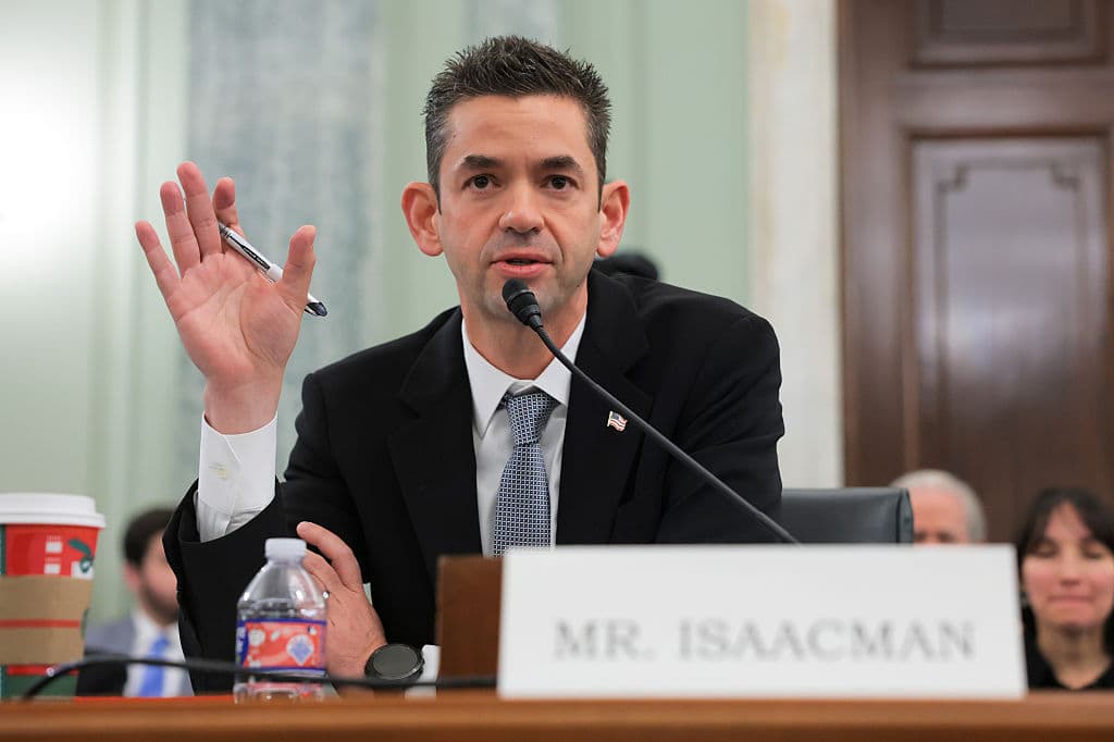 Jared Isaacman, candidato del presidente de Estados Unidos, Donald Trump, para ser administrador de la Administración Nacional de Aeronáutica y del Espacio (NASA), testifica durante su audiencia de confirmación en el edificio Russell del Senado en Capitol Hill el 3 de diciembre de 2025 en Washington, DC. (Foto de Anna Moneymaker/Getty Images)