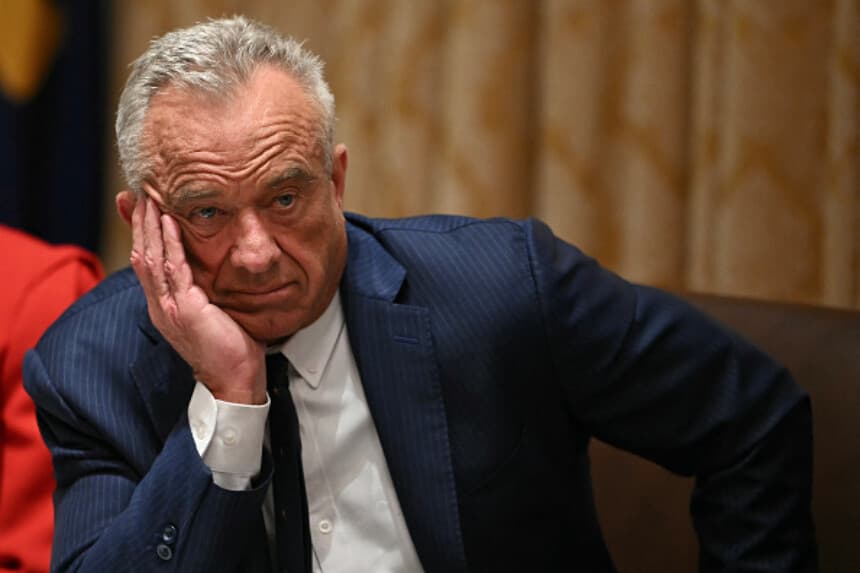 El secretario de Salud y Servicios Humanos de EE. UU., Robert F. Kennedy Jr., observa durante reunión del Gabinete en la Sala del Gabinete de la Casa Blanca en Washington, D.C., el 2 de diciembre de 2025. (ANDREW CABALLERO-REYNOLDS / AFP a través de Getty Images).