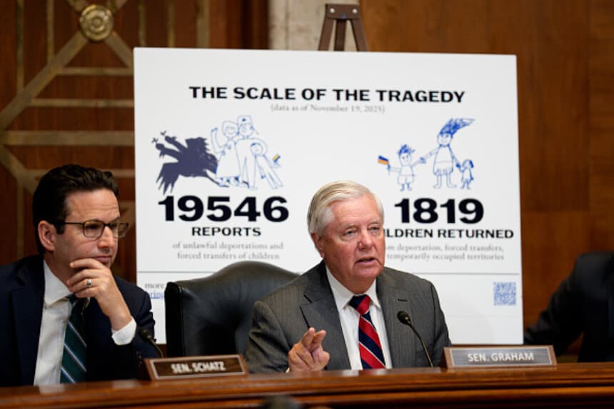 El presidente, el senador Lindsey Graham (republicano por Carolina del Sur) (C), acompañado por el miembro de mayor rango, el senador Brian E. Schatz (demócrata por Hawái) (izquierda), habla frente a un cartel que reza «La magnitud de la tragedia» durante una audiencia del Subcomité de Asignaciones del Senado sobre «El secuestro de niños ucranianos por parte de la Federación Rusa» en el Capitolio, el 3 de diciembre de 2025, en Washington D. C. (Andrew Harnik/Getty Images).