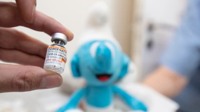 Departamento de Salud de EE. UU. investiga a escuela por vacunar a un niño sin permiso de sus padres