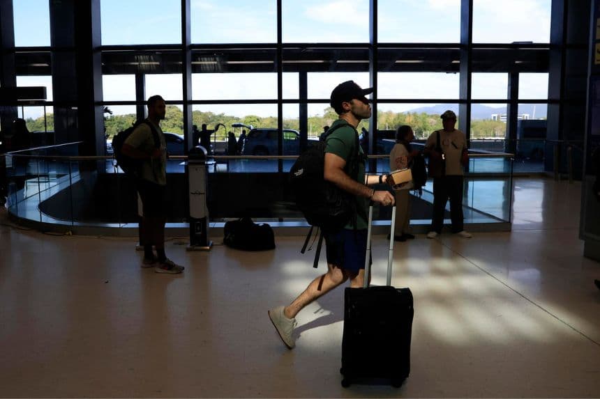 Un persona camina dentro del Aeropuerto Internacional de Tocumen este jueves, en Ciudad de Panamá, Panamá. (EFE/ Bienvenido Velasco)