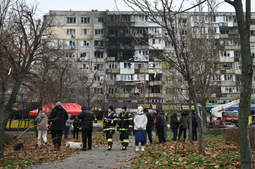 Policías y residentes locales en el patio de un edificio residencial dañado tras un ataque aéreo en Kiev el 29 de noviembre de 2025, en medio de la invasión rusa de Ucrania. (Genya SAVILOV / AFP a través de Getty Images)