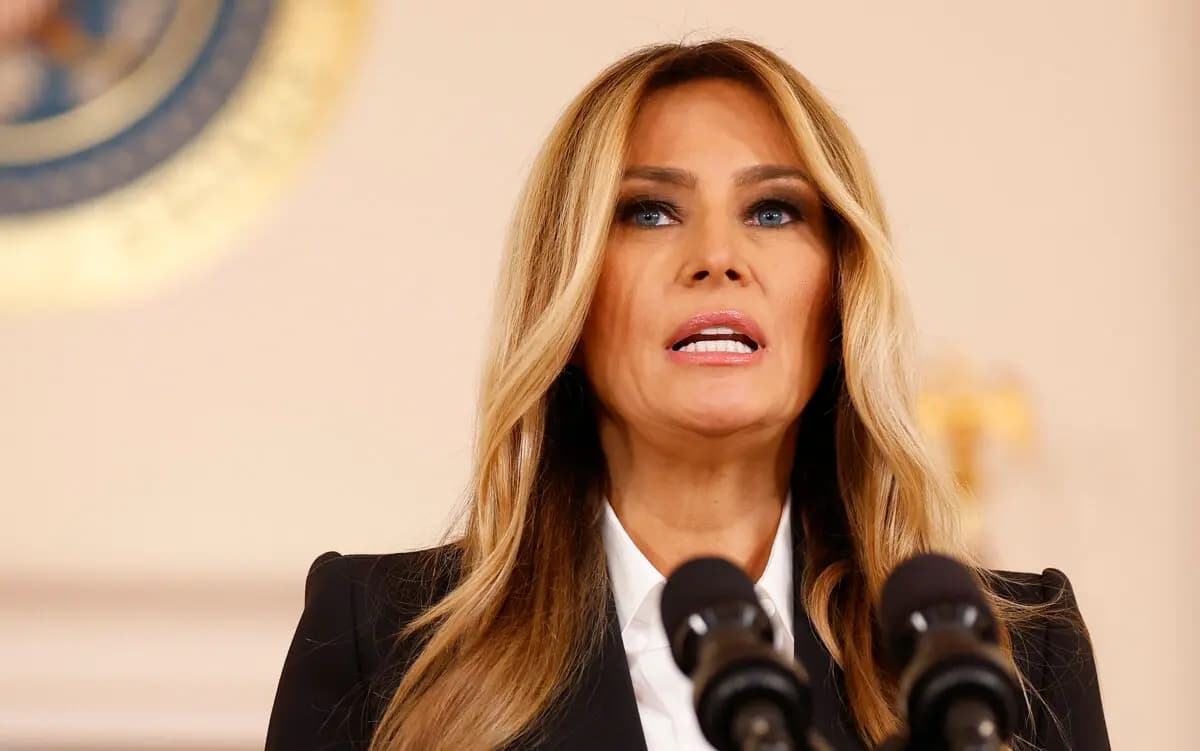 La primera dama Melania Trump pronuncia un comunicado en el Gran Vestíbulo de la Casa Blanca, el 10 de octubre de 2025. (Kevin Dietsch/Getty Images)