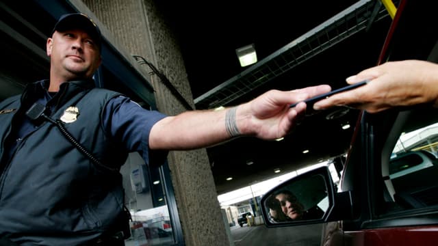 Pierden visa de EE. UU. empleados de empresa mexicana de transporte por facilitar la inmigración ilegal