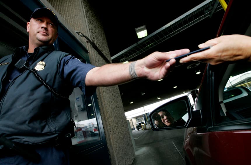 Pierden visa de EE. UU. empleados de empresa mexicana de transporte por facilitar la inmigración ilegal