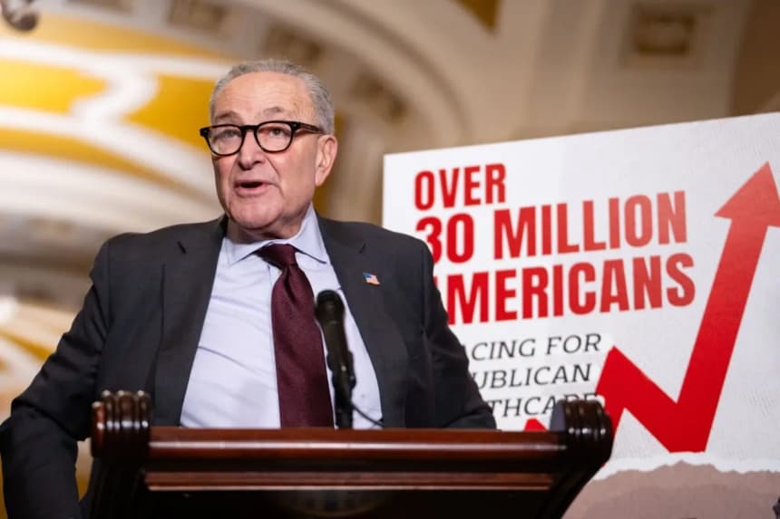 El líder de la minoría del Senado, Chuck Schumer (D-N.Y.), habla durante una rueda de prensa semanal en el Capitolio, en Washington, el 2 de diciembre de 2025. (Madalina Kilroy/The Epoch Times)
