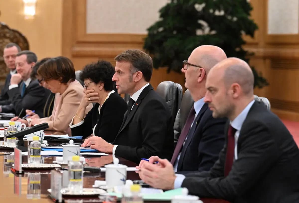 El presidente francés Emmanuel Macron habla con el líder chino Xi Jinping (fuera de cuadro) durante una reunión en Beijing el 3 de diciembre de 2025. (Adek Berry-Pool/Getty Images).