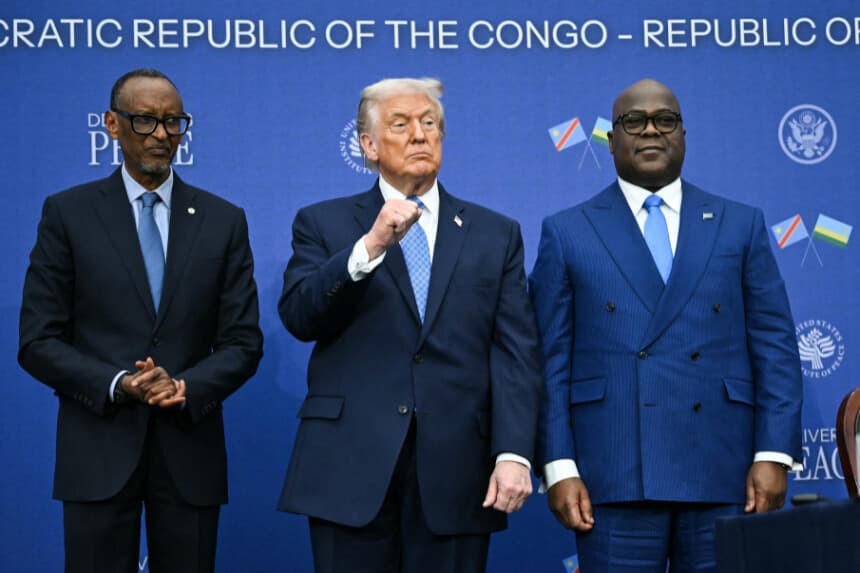 El presidente de Estados Unidos, Donald Trump (C), gesticula mientras preside la ceremonia de firma de un acuerdo de paz con el presidente de Ruanda, Paul Kagame (I), y el presidente de la República Democrática del Congo, Félix Tshisekedi (D), en el Instituto Estadounidense de la Paz, en Washington D. C., el 4 de diciembre de 2025. (ANDREW CABALLERO-REYNOLDS / AFP a través de Getty Images)