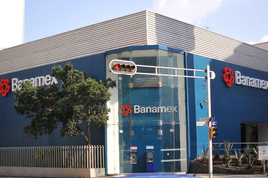 Una sucursal de Banamex, el cuarto grupo financiero más grande de México, fotografiada en la Ciudad de México el 24 de septiembre de 2025. (Víctor Cruz/AFP vía Getty Images)