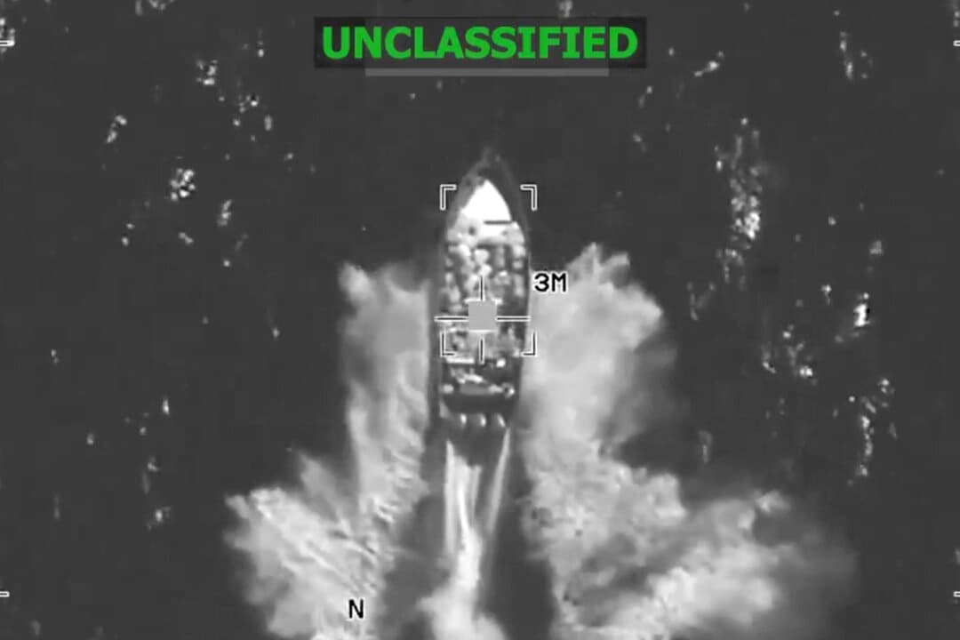 Fotograma de las imágenes del ataque contra un barco narcotraficante en el Pacífico oriental el 4 de diciembre de 2025. (@Southcom/X)