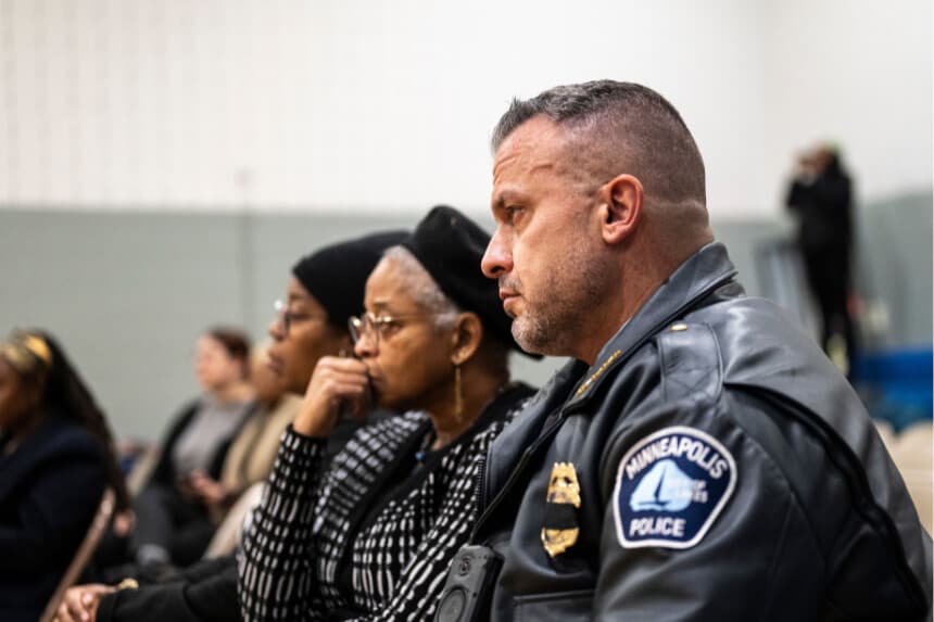El jefe de policía de Minneapolis, Brian O'Hara (derecha), observa durante una oración interreligiosa por la comunidad somalí de Minnesota en el Centro Comunitario Brian Coyle el 4 de diciembre de 2025 en Minneapolis, Minnesota. (Stephen Maturen/Getty Images)