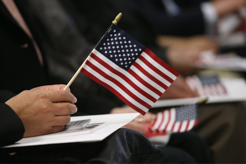 Inmigrantes esperan la ceremonia de naturalización celebrada en la oficina del Servicio de Ciudadanía e Inmigración de los Estados Unidos (USCIS) el 17 de enero de 2014 en la ciudad de Nueva York. (Foto de John Moore/Getty Images)