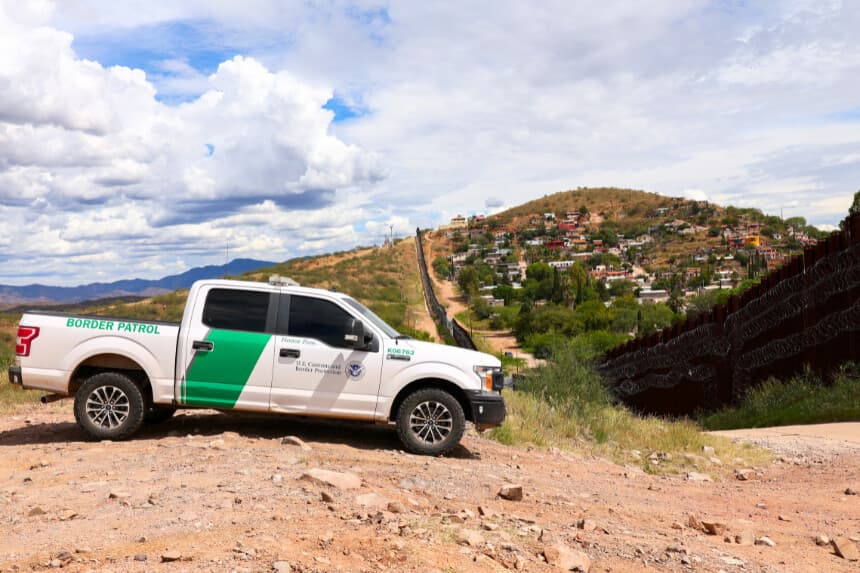 Un vehículo de la Oficina de Aduanas y Protección Fronteriza (CBP) patrulla a lo largo del muro fronterizo entre Estados Unidos y México en Nogales, Arizona, el 16 de septiembre de 2025. (Foto de CHARLY TRIBALLEAU/AFP a través de Getty Images)