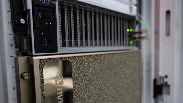 Senadores estadounidenses presentan proyecto de ley para impedir exportación de chips avanzados a China