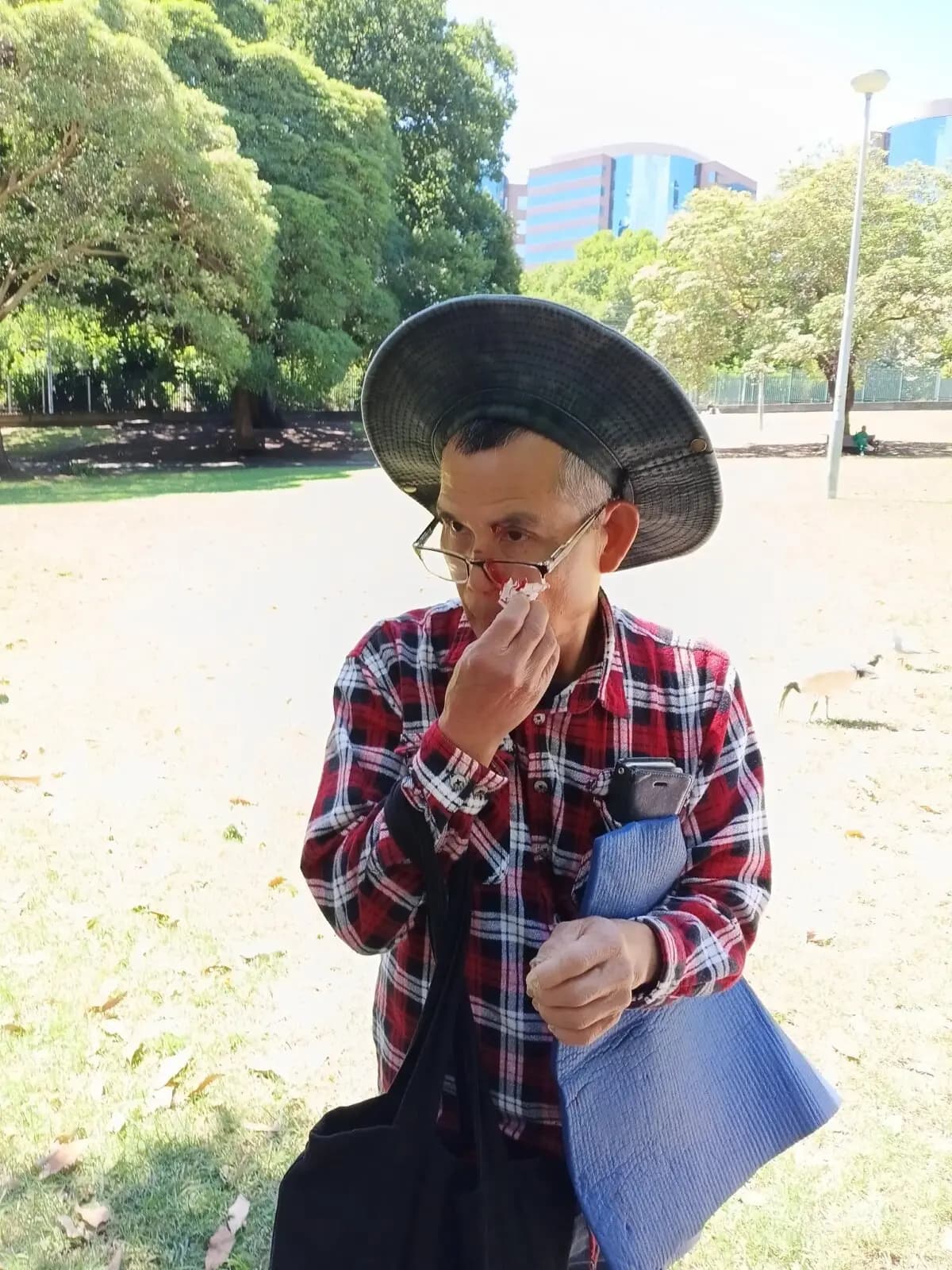 Kun Li, un practicante de Falun Gong que fue golpeado con una botella de vino vacía por Kane Hodges en Belmore Park, Sídney, el 2 de diciembre de 2025. (Cortesía de los practicantes de Falun Gong).