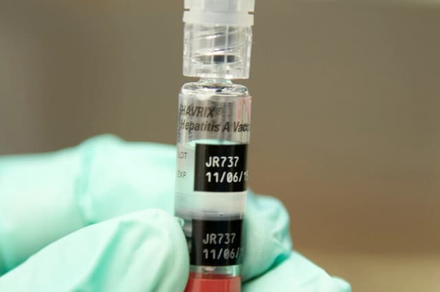 Panel de expertos recomienda retrasar la primera vacuna que se administra a niños