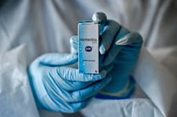 Un trabajador de la salud muestra una caja que contiene un frasco de ivermectina, un medicamento autorizado por el Instituto Nacional de Vigilancia de Medicamentos y Alimentos (INVIMA) para tratar a pacientes con COVID-19 leve, asintomático o sospechoso, como parte de un estudio del Centro de Estudios de Enfermedades Infecciosas Pediátricas, en Cali, Colombia, el 21 de julio de 2020. (LUIS ROBAYO/AFP a través de Getty Images)