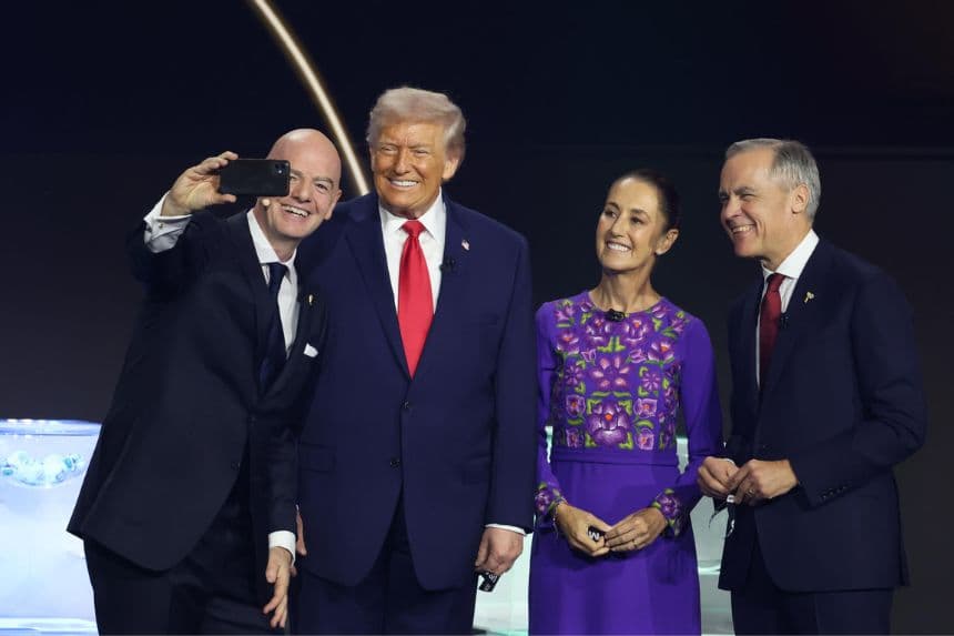 De izquierda a derecha, el presidente de la FIFA, Gianni Infantino; el presidente de Estados Unidos, Donald Trump; la presidenta de México, Claudia Sheinbaum y el primer ministro de Canadá, Mark Carney, posando durante el sorteo del Mundial de Fútbol FIFA 2026 este viernes, en el Kennedy Center de Washington, Estados Unidos. (EFE/ Octavio Guzmán)
