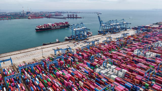 Un buque de carga entra en el puerto de Qingdao, en la provincia oriental china de Shandong, el 13 de octubre de 2025. Las exportaciones de China a Estados Unidos aumentaron más de un 8 % en septiembre con respecto al mes anterior, según datos oficiales publicados el 13 de octubre, tras varios días de agravamiento de las tensiones comerciales entre las dos principales economías del mundo. (Foto de AFP) / China OUT (Foto de -/AFP a través de Getty Images)