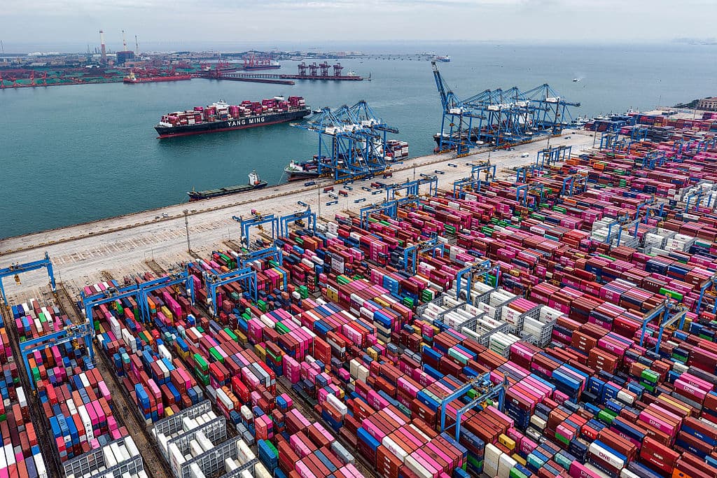 Un buque de carga entra en el puerto de Qingdao, en la provincia oriental china de Shandong, el 13 de octubre de 2025. Las exportaciones de China a Estados Unidos aumentaron más de un 8 % en septiembre con respecto al mes anterior, según datos oficiales publicados el 13 de octubre, tras varios días de agravamiento de las tensiones comerciales entre las dos principales economías del mundo. (Foto de AFP) / China OUT (Foto de -/AFP a través de Getty Images)