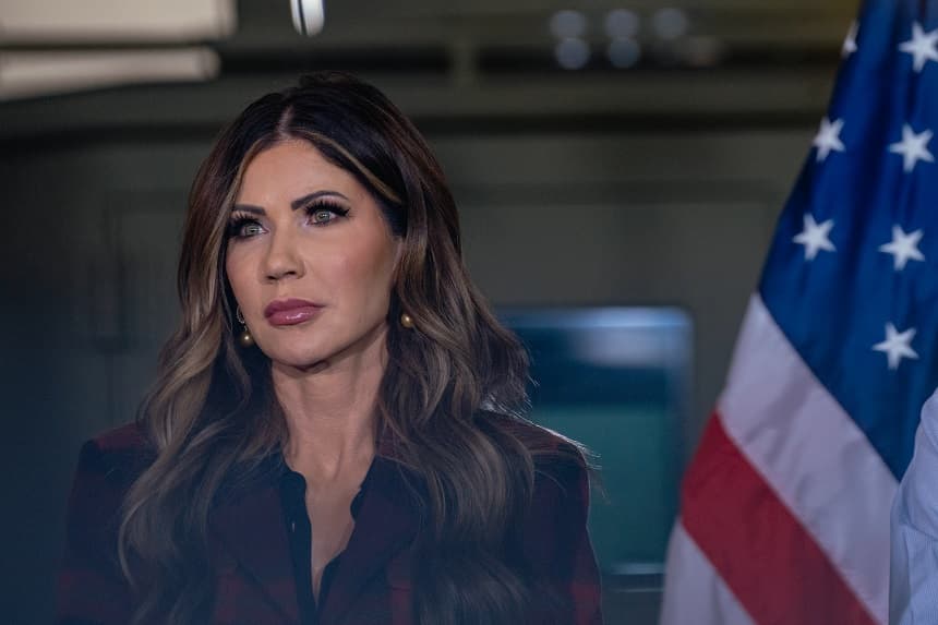 La secretaria de Seguridad Nacional de EE. UU., Kristi Noem, observa durante una conferencia de prensa para discutir los esfuerzos en curso para hacer cumplir las leyes de inmigración en Chicago y sus suburbios el 30 de octubre de 2025, en Gary, Indiana. (Jamie Kelter Davis/Getty Images)
