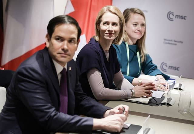 La Alta Representante de la UE para Asuntos Exteriores y Política de Seguridad, Kaja Kallas (centro), y el Secretario de Estado de EE. UU., Marco Rubio (izq.), asisten a una reunión de ministros de Asuntos Exteriores durante la 61.° Conferencia de Seguridad de Múnich (MSC), en Múnich, sur de Alemania, el 15 de febrero de 2025. (RONALD WITTEK/POOL/AFP vía Getty Images)
