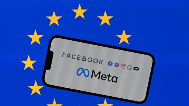 Fotografía ilustrativa muestra el logotipo de Meta en un smartphone frente a la bandera de la Unión Europea en Bruselas el 29 de septiembre de 2025. (Foto de Nicolas TUCAT / AFP) (Foto de NICOLAS TUCAT/AFP a través de Getty Images)
