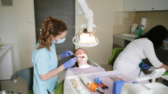 ¿Dejó de acudir a sus limpiezas dentales? Los riesgos ocultos son más graves de lo que cree