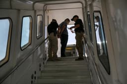 La policía guatemalteca se prepara para escoltar a un criminal convicto que llegó en un vuelo de deportación de ICE. (John Moore/Getty Images)