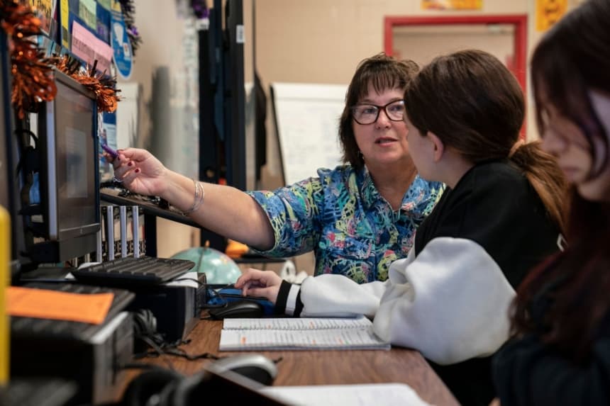 Profesora en labores educativas en una escuela de Texas. (VERONICA G. CARDENAS/AFP via Getty Images)