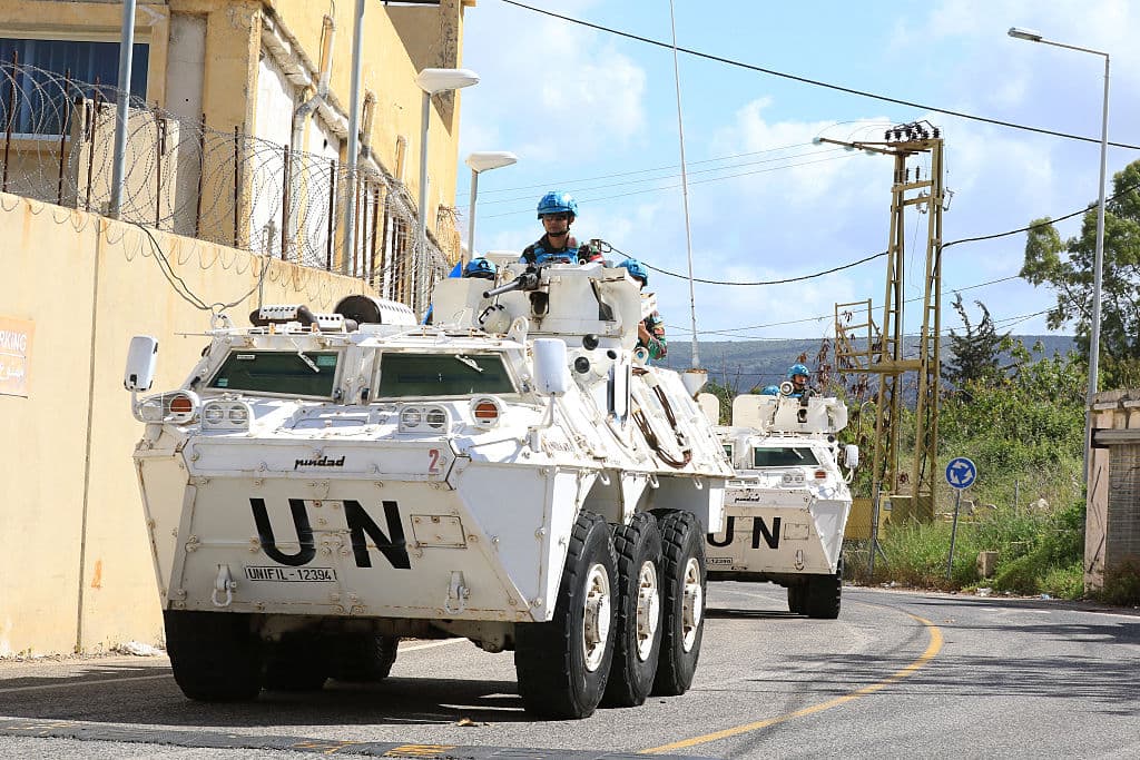 Fuerza de Paz de las Naciones Unidas en el Líbano (FPNUL) patrullan la carretera cerca de la frontera con Israel en Naqura, al sur del Líbano, el 19 de marzo de 2025. La FPNUL, una misión de unos 10,000 soldados de diversas nacionalidades, se creó en 1978 para supervisar la retirada de las fuerzas israelíes tras la invasión del Líbano y ayudar al gobierno libanés a restablecer la autoridad en la región fronteriza. (Foto de MAHMOUD ZAYYAT/AFP vía Getty Images)