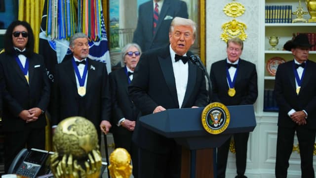 Trump entrega medallas de los Premios del Kennedy Center en el Despacho Oval