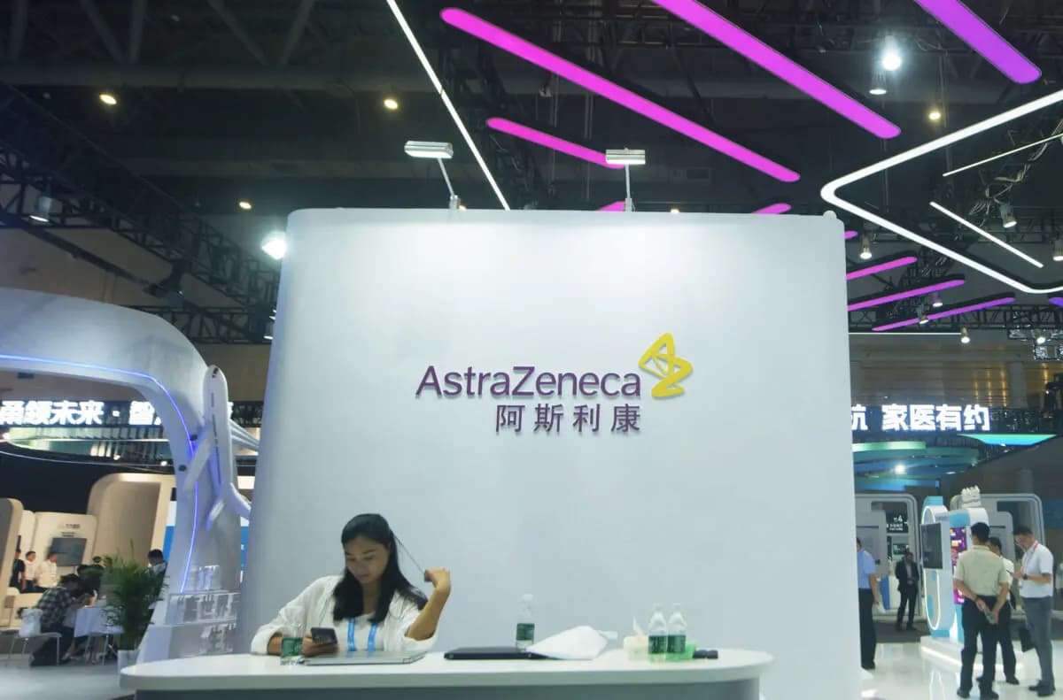 El stand de AstraZeneca en la Exposición de Equipos Médicos de Zhejiang, celebrada en Hangzhou, provincia de Zhejiang, China, el 31 de octubre de 2024. (STR/AFP a través de Getty Images).