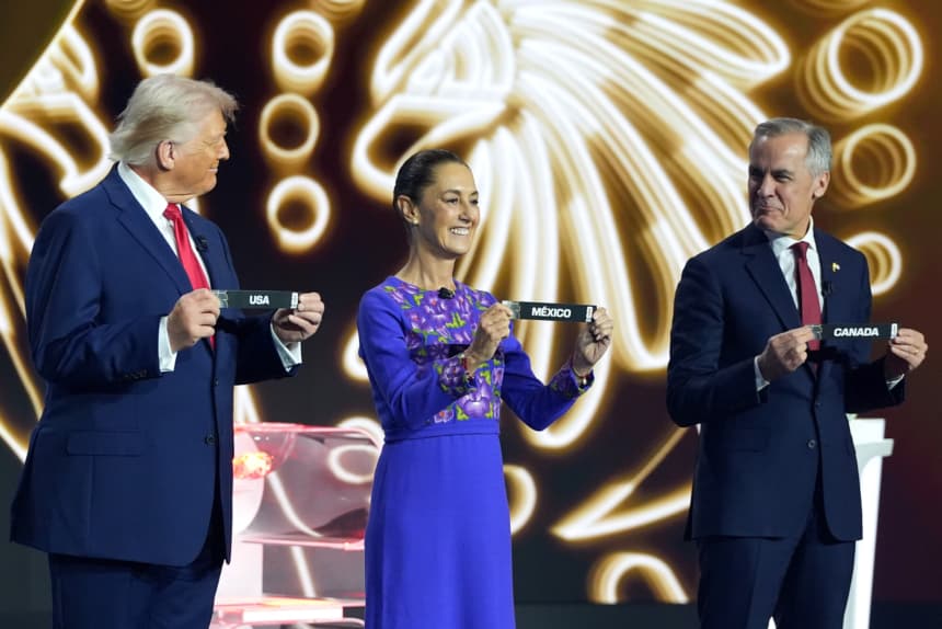 El presidente de Estados Unidos, Donald Trump; Claudia Sheinbaum, presidenta de México; y Mark Carney, primer ministro de Canadá, muestran el resultado del sorteo en el escenario durante el Sorteo Oficial del Mundial FIFA 2026, realizado en el Centro John F. Kennedy para las Artes Escénicas, en Washington, DC, el 5 de diciembre de 2025.(Stephanie Scarbrough - Pool/Getty Images)