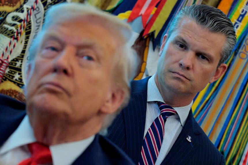 El secretario de Defensa, Pete Hegseth, escucha al presidente Donald Trump hablar con los periodistas tras firmar órdenes ejecutivas en el Despacho Oval de la Casa Blanca el 25 de agosto de 2025 en Washington, D.C. Para avanzar en su toma de control federal de las fuerzas del orden de la capital, Trump firmó órdenes que ponen fin a la fianza sin efectivo en el Distrito de Columbia, que obligan a procesar a las personas que profanan la bandera estadounidense —incluso quemándola— y otras órdenes. (Foto de Chip Somodevilla/Getty Images).