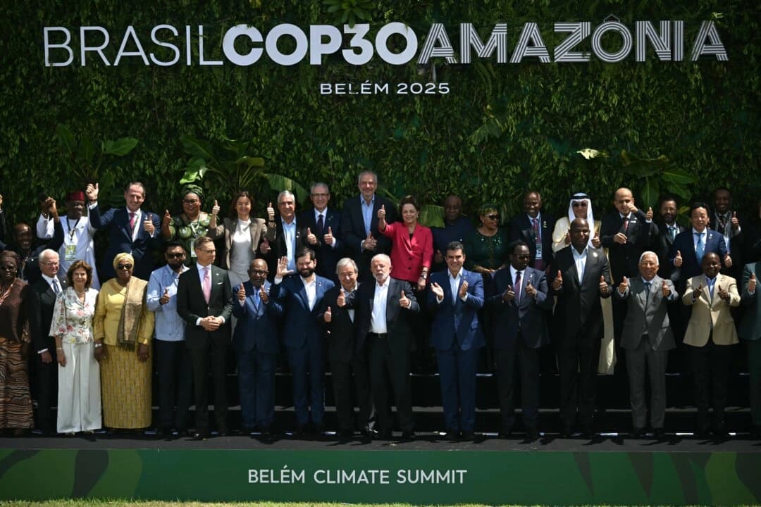 <em>Líderes mundiales posan para una foto antes de la conferencia climática COP30 de la ONU en Belém, Brasil, el 7 de noviembre de 2025. Mauro Pimentel/AFP vía Getty Images</em>