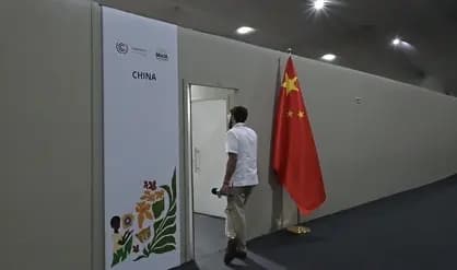 <em>El periodista Alex Newman solicita una entrevista o comentario a la delegación del PCCh en la COP30 en Brasil. (Cortesía de Andrés Müller).</em>