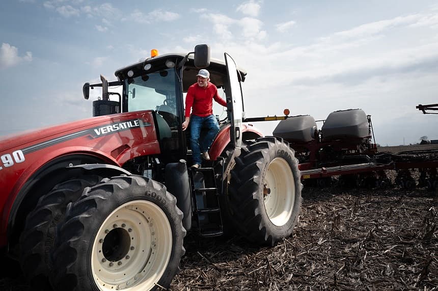 Dan Duffy utiliza un tractor para sembrar soja en las tierras que cultiva junto con su hermano el 28 de abril de 2025 cerca de Dwight, Illinois. (Scott Olson/Getty Images)