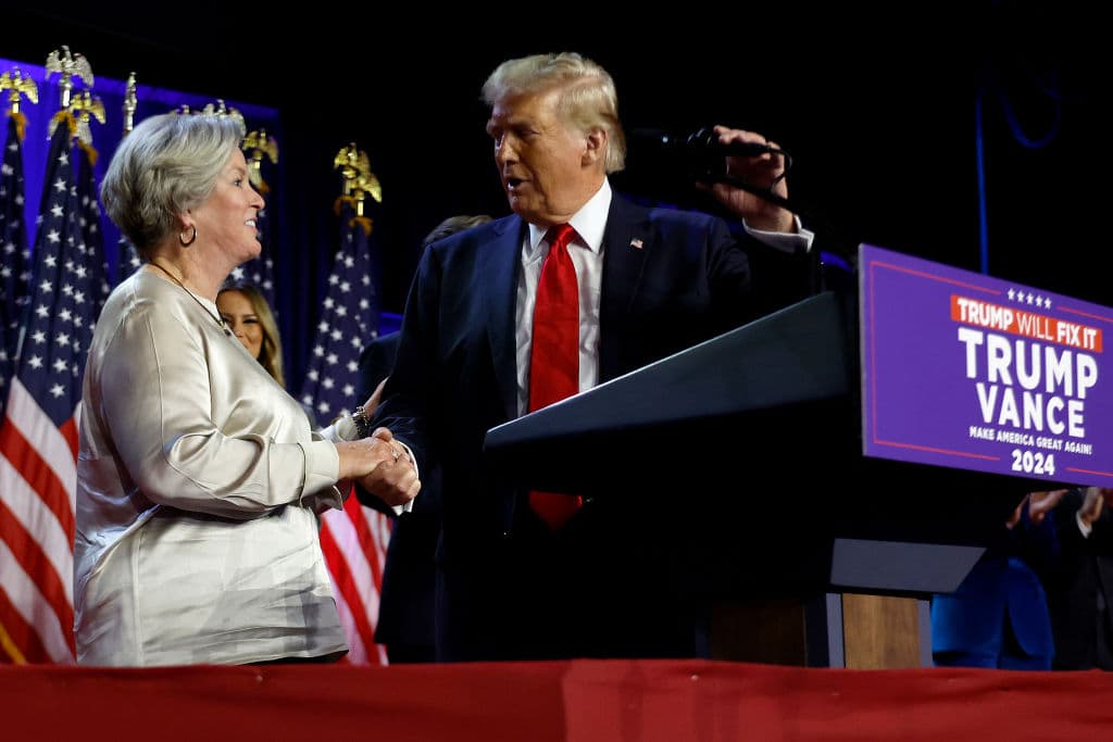 El entonces candidato presidencial republicano, expresidente de Estados Unidos Donald Trump, elogia a su asesora principal de campaña, Susie Wiles, durante un acto electoral celebrado en el Centro de Convenciones de Palm Beach el 6 de noviembre de 2024 en West Palm Beach, Florida. (Foto de Chip Somodevilla/Getty Images)